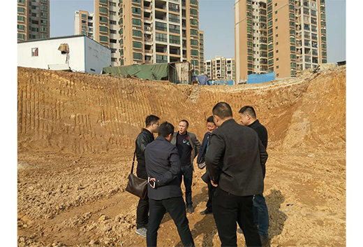 图1:顶聚刘总与涟源鹏卓地产董事长李谟连合影留念